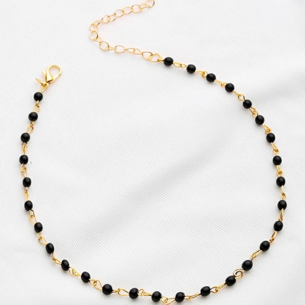 3/$30 💛 Black and White Bead Choker - Picture 1 of 3